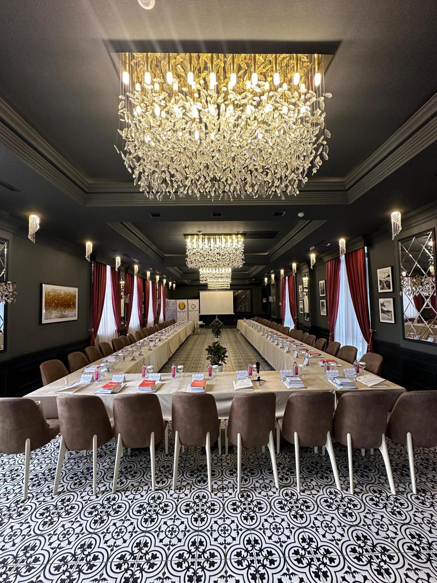 Leon Hotel Spa Ганджа Екстериор снимка